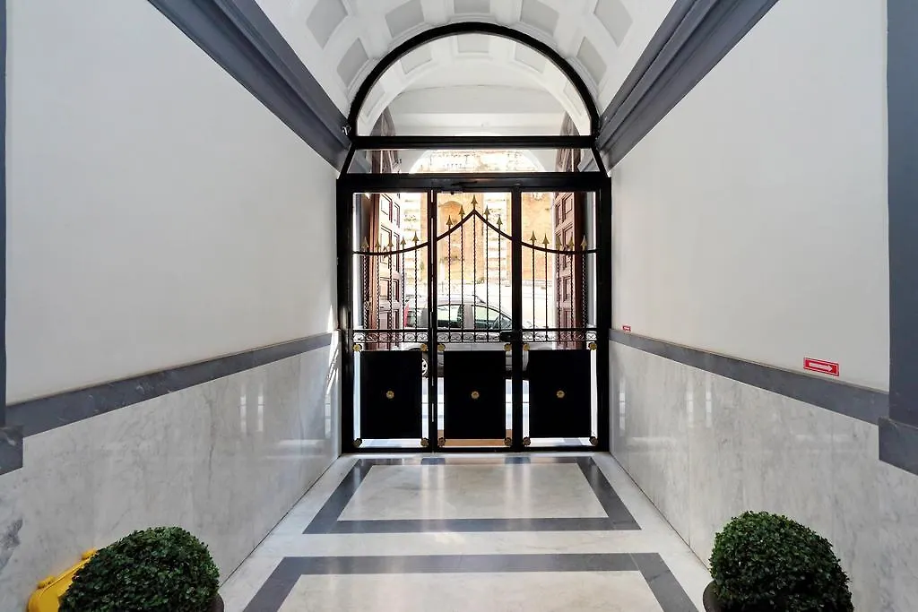 Cozy Apartment Fabia 300 Mt From Colosseum Ρώμη